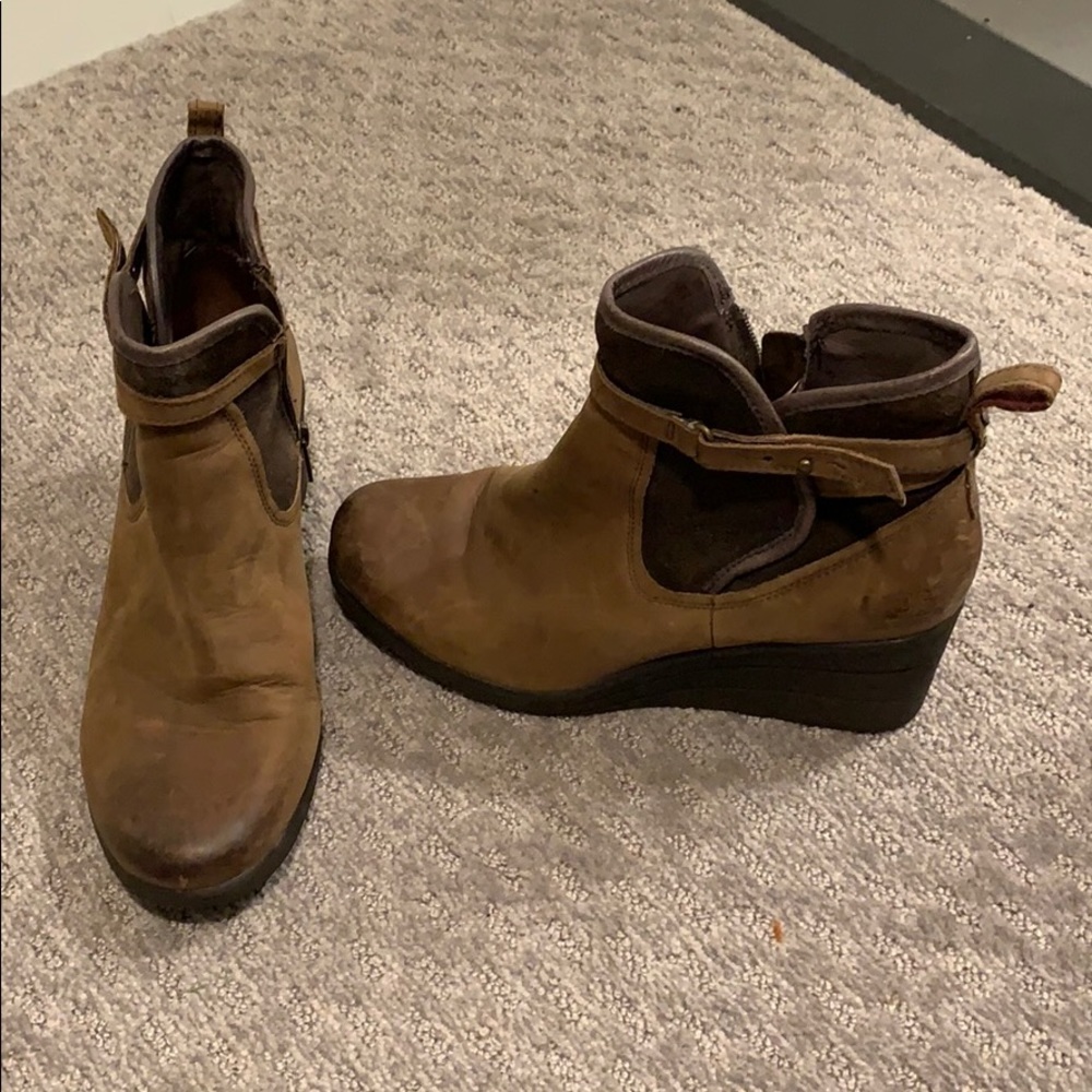 UGG Australia Women’s Emalie bootie - sz 9